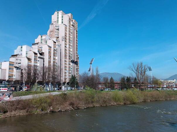 Zeničanka pala sa prozora stana, životno ugrožena, prevezena na KCUS