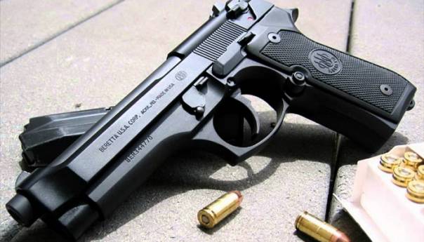 Zenička policija kod dvije osobe pronašla pištolj i opojnu drogu