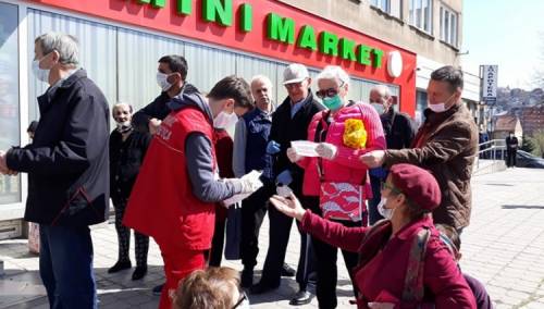 Zenički Crveni križ distribuira zaštitne maske penzionerima u redovima