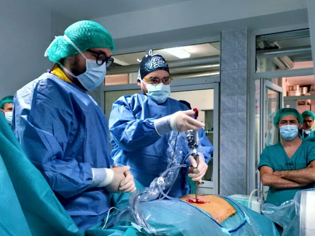 Zenički hirurzi prvi u BiH izveli endoskopsku operaciju degenerativnih bolesti kičme
