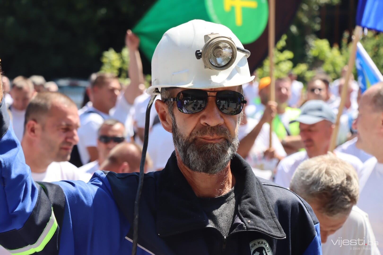 Zenički rudari stigli na protest u Sarajevo, traže dvije plate