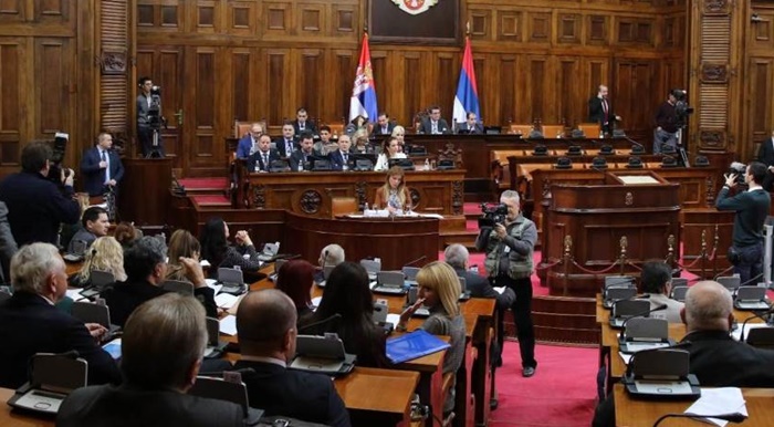 Ženski veš i transparent u Skupštini Srbije