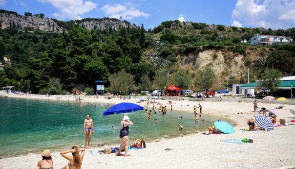 Ženu udario grom dok je plivala, životno ugrožena