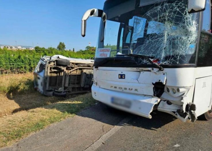Žestok sudar kombija i autobusa kod Mostara