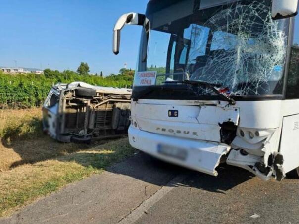 Žestok sudar kombija i autobusa kod Mostara