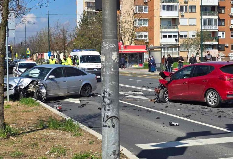 Žestok sudar na Dobrinji: Dvije osobe prebačene na KCUS