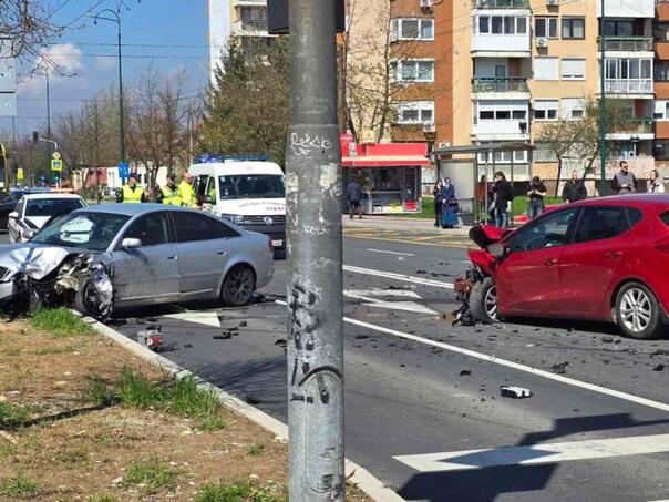 Žestok sudar na Dobrinji: Dvije osobe prebačene na KCUS