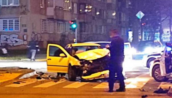 Žestok sudar u Sarajevu: Od siline udarca jedno vozilo završilo na trotoaru