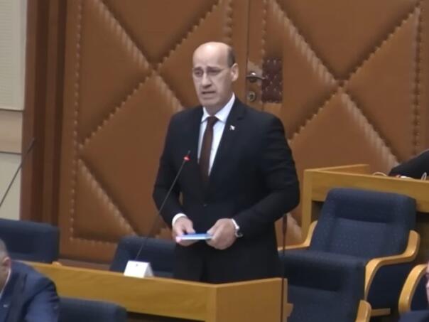 Žestoka rasprava zbog zastave s ljiljanima: "Prijetite građanima policijom"