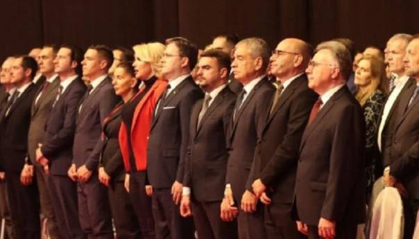 Žestoke kritike na odlazak crnogorskih ministara na Dan RS