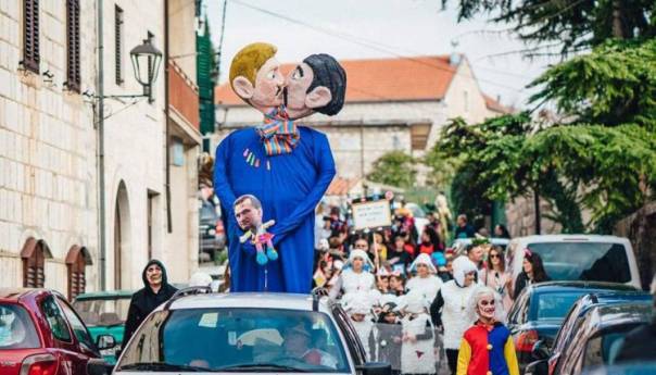 Žestoke reakcije na paljenje lutke istospolnog para u Imotskom