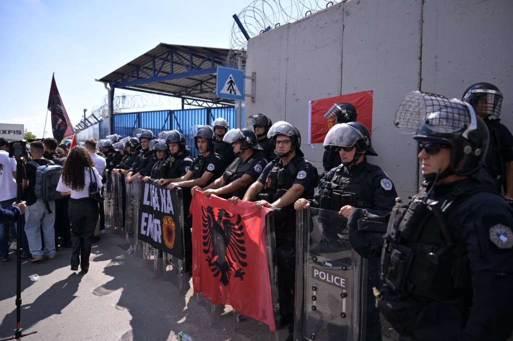 Žestoki neredi pred zgradom EULEX-a u Prištini zbog presude Tačiju