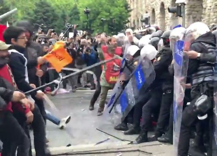 Žestoki neredi u Istanbulu, demonstranti se sukobili s policijom