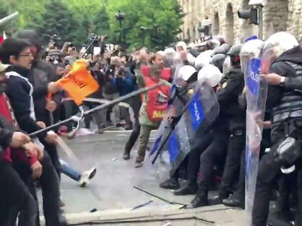 Žestoki neredi u Istanbulu, demonstranti se sukobili s policijom