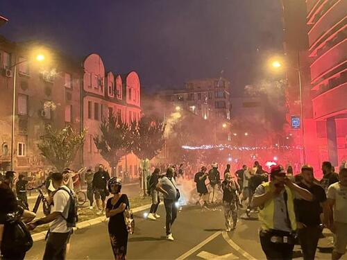 Žestoko je u Novom Sadu: Sukob građana i policije ispred prostorija SNS-a