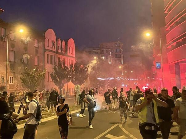 Žestoko je u Novom Sadu: Sukob građana i policije ispred prostorija SNS-a