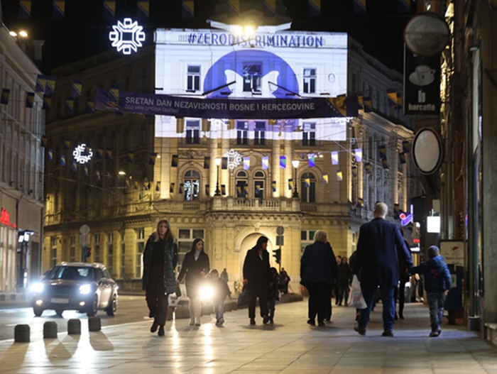 Zgrada iznad Vječne vatre obasjana logom Dana nulte diskriminacije