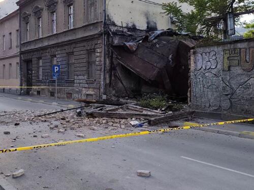 Zid pao na ulicu u centru Sarajeva, izbjegnuta tragedija