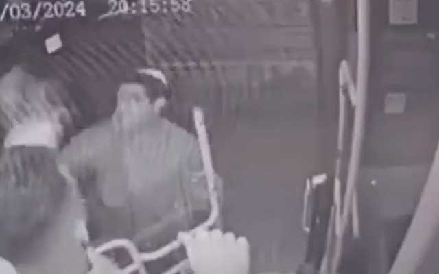 Židovski tinejdžer nožem napao palestinskog vozača autobusa