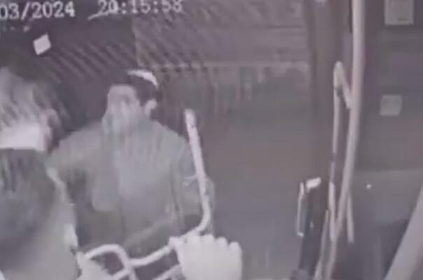 Židovski tinejdžer nožem napao palestinskog vozača autobusa