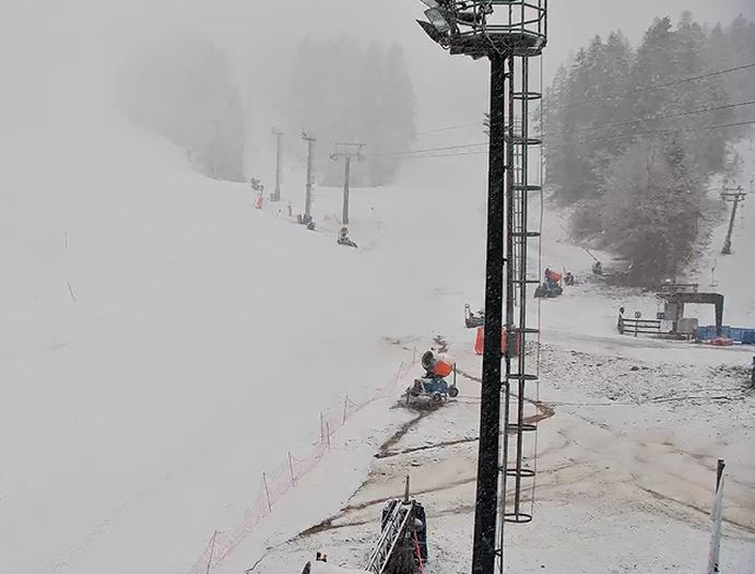 Zima se vratila: Snijeg zatrpava Bjelašnicu