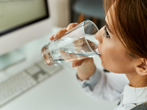 Zimi žeđ varljivo šuti: Kako prepoznati da tijelu nedostaje vode