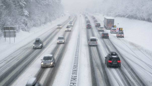 Zimska oluja pogodila SAD: Devet mrtvih, otkazani letovi