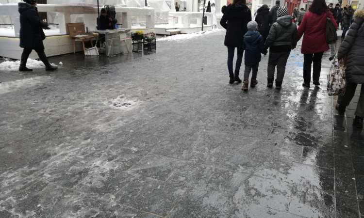 Zimska služba i danas čisti sarajevske ulice i trotoare u centru grada