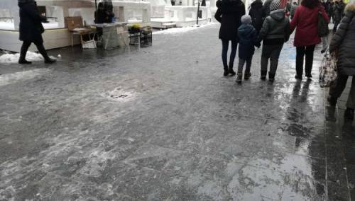 Zimska služba i danas čisti sarajevske ulice i trotoare u centru grada