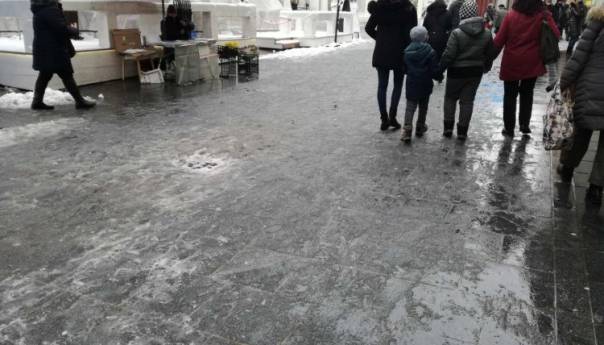 Zimska služba i danas čisti sarajevske ulice i trotoare u centru grada