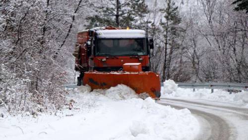 Zimska služba KJKP 'Rad' od sinoć angažirana na čišćenju snijega