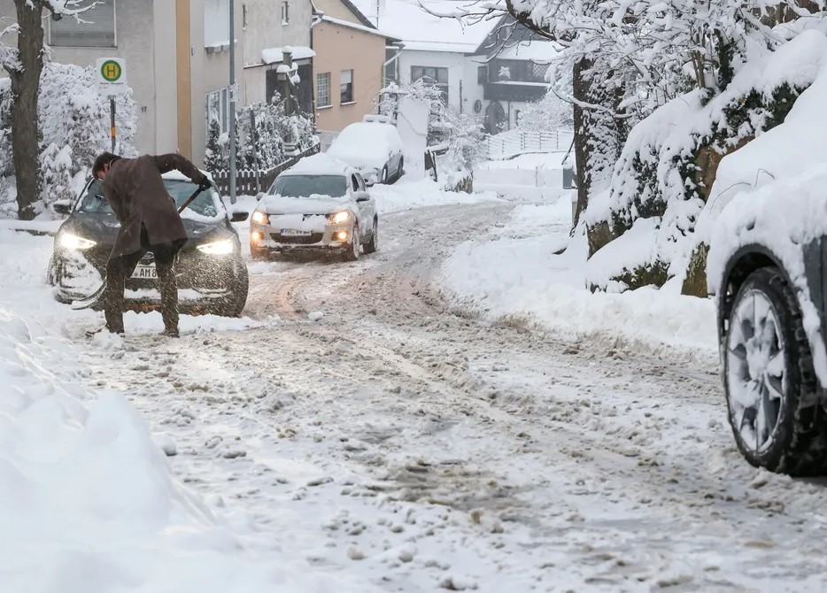 Zimski haos paralizirao Njemačku: Snijeg, ledena kiša i "crni led"