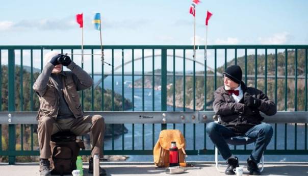 Život u pandemiji: Blizanci se sastaju na mostu, svaki u svojoj državi