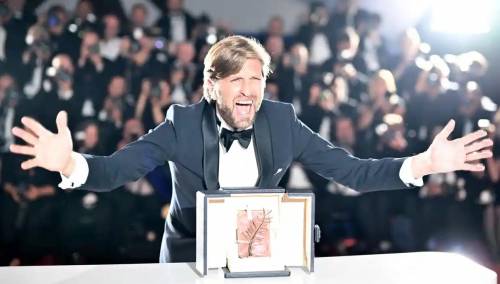 Zlatna palma filmu ‘Trokut tuge‘, švedskog reditelja Rubena Ostlunda