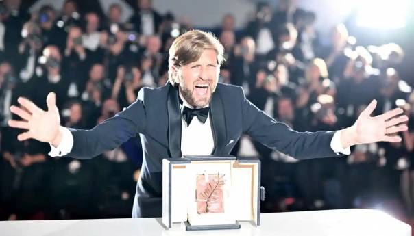Zlatna palma filmu ‘Trokut tuge‘, švedskog reditelja Rubena Ostlunda