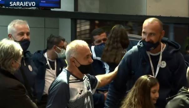 Zlatni odbojkaši stigli u BiH, priređen doček na aerodromu