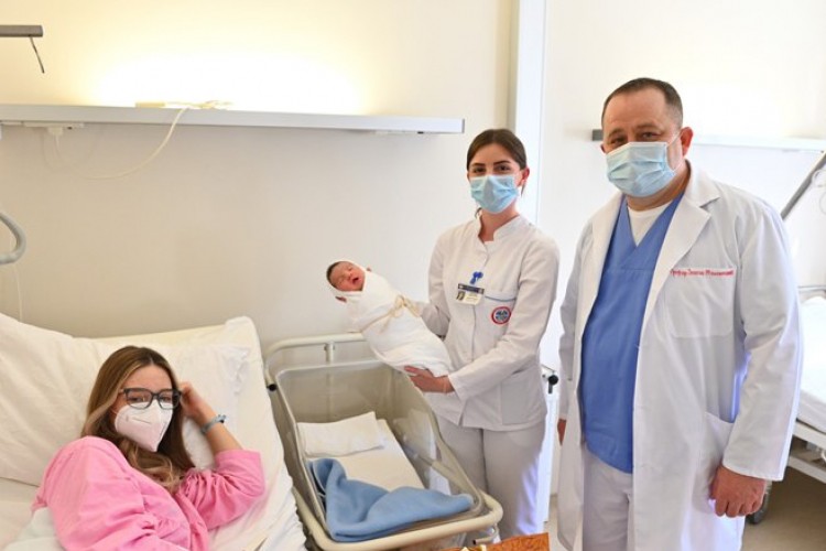 Zlatnik predsjednice RS prvorođenoj bebi