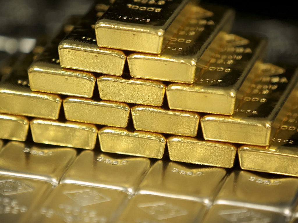 Zlato palo više od dva posto zbog snažnog dolara i slabe likvidnosti