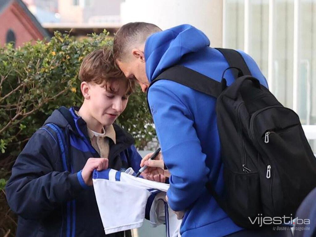 Zmajeve pred hotelom dočekali navijači, Džeko potpisivao dresove