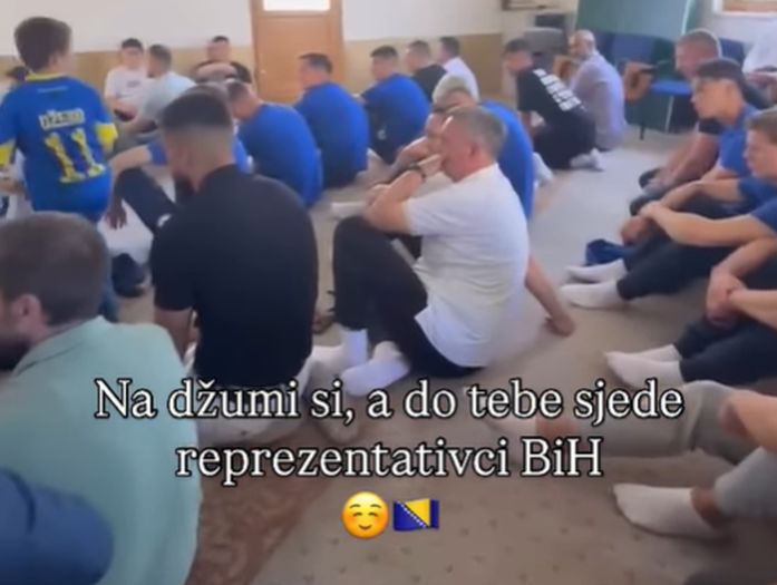 Zmajevi obavili džumu: Dedić, Demirović, Muharemović i Burnić snimljeni u džamiji