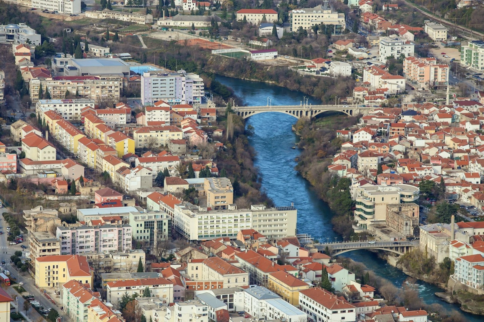 Zmije u Mostaru dogmizale do kuća, vatrogasci izvlačili zmiju iz stana u Crnici