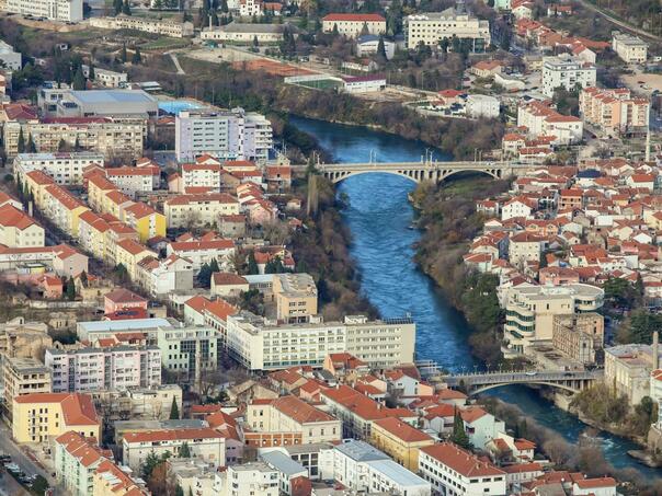 Zmije u Mostaru dogmizale do kuća, vatrogasci izvlačili zmiju iz stana u Crnici
