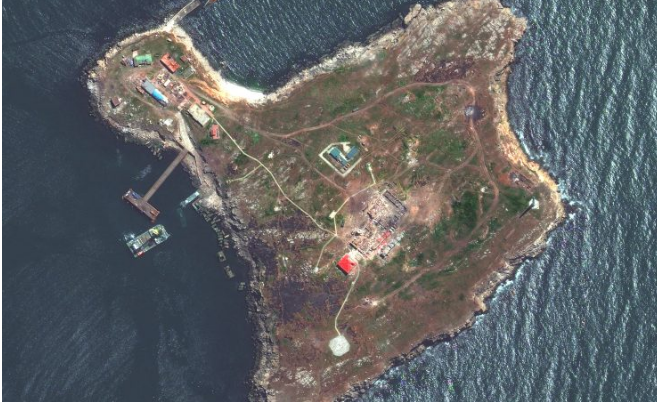 Zmijski otok: Povijest stijene za koju se gine