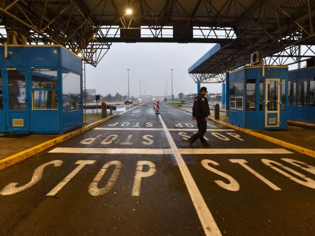 'Znak osvete': Srbija blokira kosovske autobuse na granici s Hrvatskom