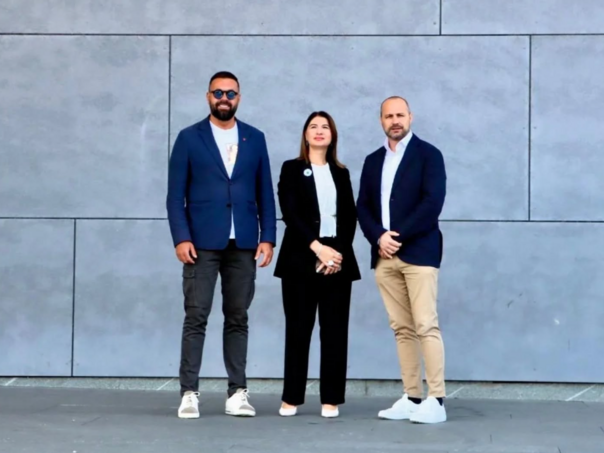 Znak “Sarajevo Meeting of Cultures” postavljen u Terminalu B Međunarodnog aerodroma Sarajevo