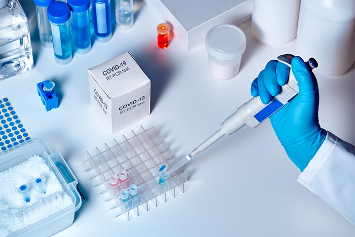 Znanstvenici: Koronu, poput HIV-a, može suzbiti samo koktel lijekova