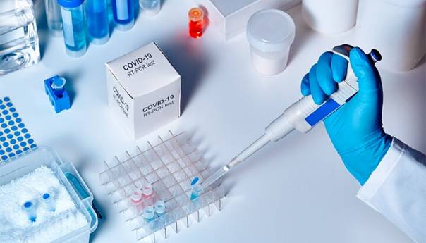 Znanstvenici: Koronu, poput HIV-a, može suzbiti samo koktel lijekova