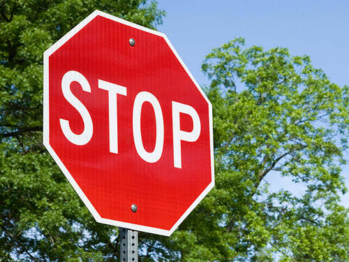 Znate li gdje je nastao znak STOP?