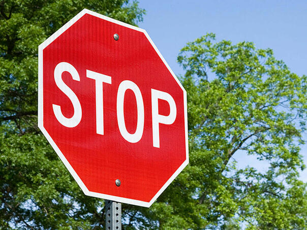 Znate li gdje je nastao znak STOP?