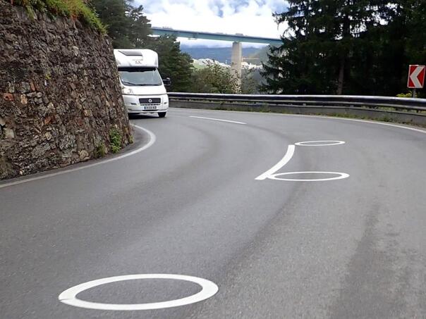 Znate li šta znače bijeli krugovi na cesti? Već su u Njemačkoj, Austriji...